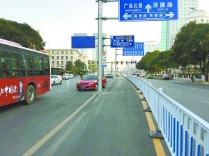 指示牌安装在路中间，胆战心惊